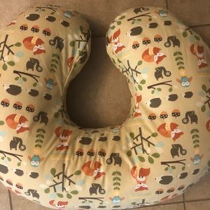 A Boppy pillow and pillow cover. This is in great condition.